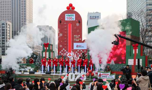 2일 서울 종로구 광화문 광장에서 열린 사랑의 열매 '희망2025 나눔캠페인' 출범식에서 참석자들이 사랑의 온도탑 점등 퍼포먼스를 하고 있다. 왼쪽부터 황인식 사랑의열매 사무총장, 홍보대사 배우 채시라, 법인기부자 임종룡 우리금융그룹 회장, 장상윤 대통령비서실 사회수석, 이기일 보건복지부 1차관, 김병준 사랑의열매 회장, 오세훈 서울시장, 김재록 사랑의열매 서울지회장, 개인기부자 손우준, 서울지회 기부자 뷰티 크리에이터 이사배. 박동욱기자 fufus@